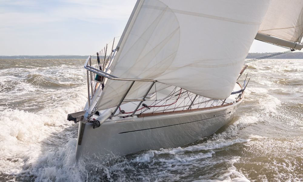 barco a vela yendo veloz por el océano