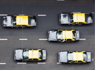 taxis de buenos aires andando por la avenida amarillo y negro