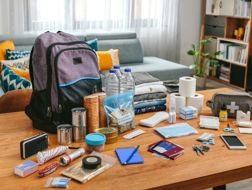 mochila de emergencias kit botiquín sobre una mesa con los elementos apoyados