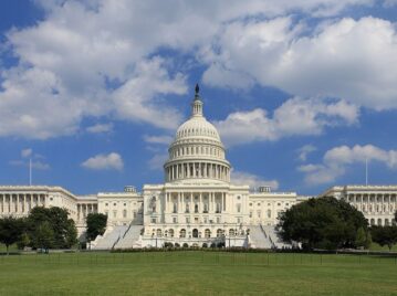 capitolio en washington d.c. con cielo con algunas nubes y pasto verde