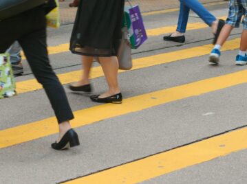 pies de personas ciudadanas andando opr la calle. densidad poblacional