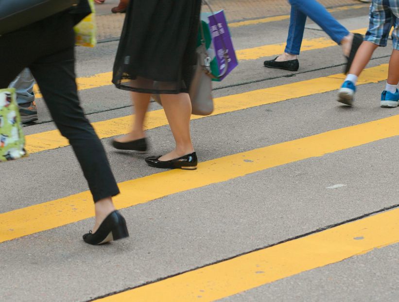 pies de personas ciudadanas andando opr la calle. densidad poblacional