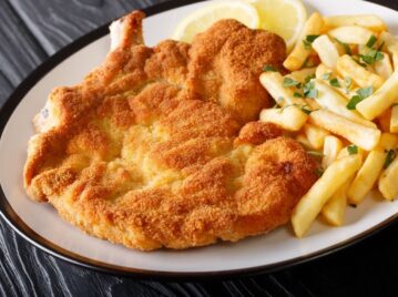 la verdad de la milanesa con papas fritas en un plato