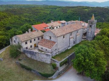 Hum ciudad más pequeña del mundo en croacia edificios medievales iglesia en medio de un bosque