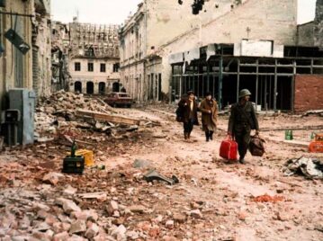 guerra croacia, calle con escombros de edificios bombardeados