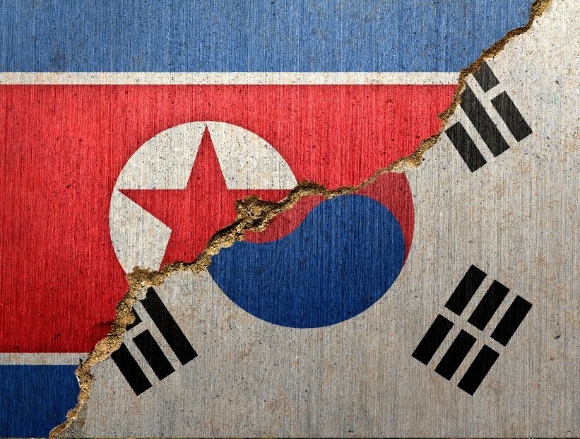 bandera de corea del norte y corea del sur sobrepuestas en forma triangular