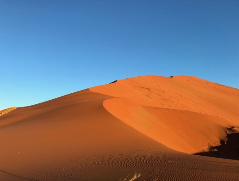 desierto más viejo antiguo del mundo, color naranja rojizo, dunas de arena