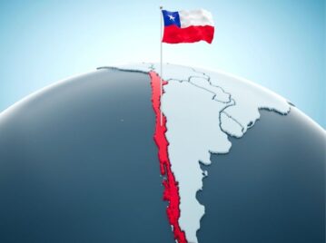 chile en un mapa con la bandera de la nación clavada flameando