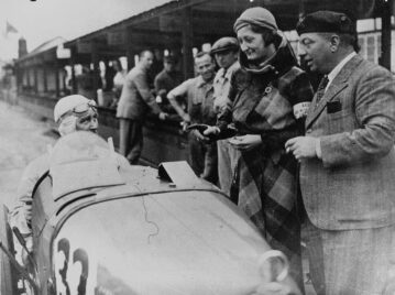 foto en blanco y negro de un corredor de carreras de autos en el circuito de brooklands