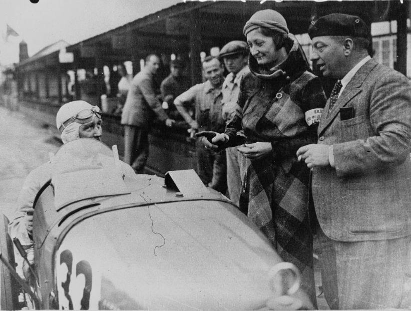 foto en blanco y negro de un corredor de carreras de autos en el circuito de brooklands