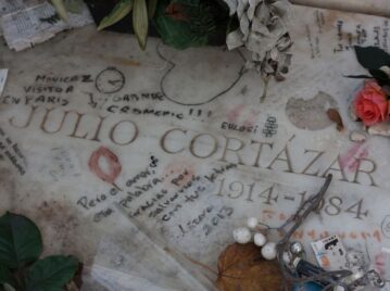 julio cortazar tumba de paris en el cementerio de montparnasse lleno de flores y mensajes