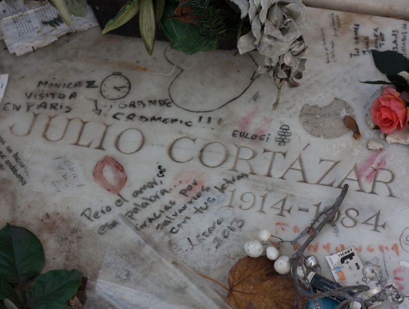 julio cortazar tumba de paris en el cementerio de montparnasse lleno de flores y mensajes