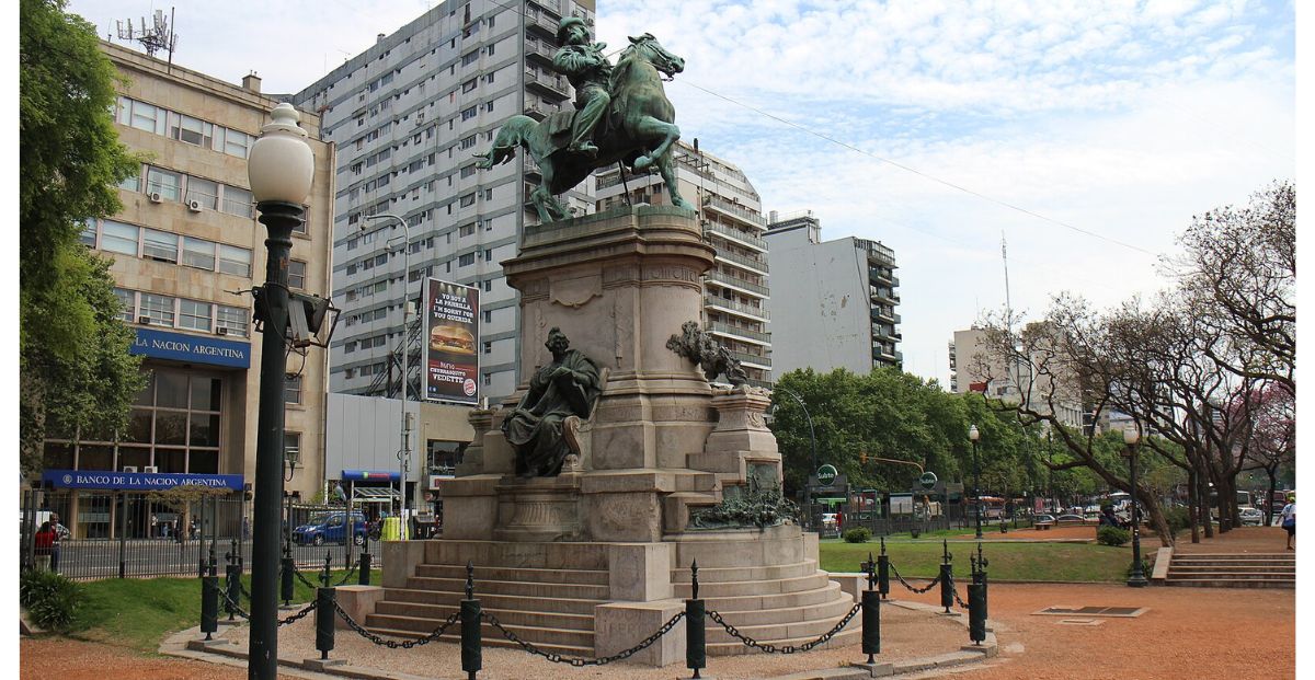 Monumento a Giuseppe Garibaldi: scultura storica in Piazza Italia