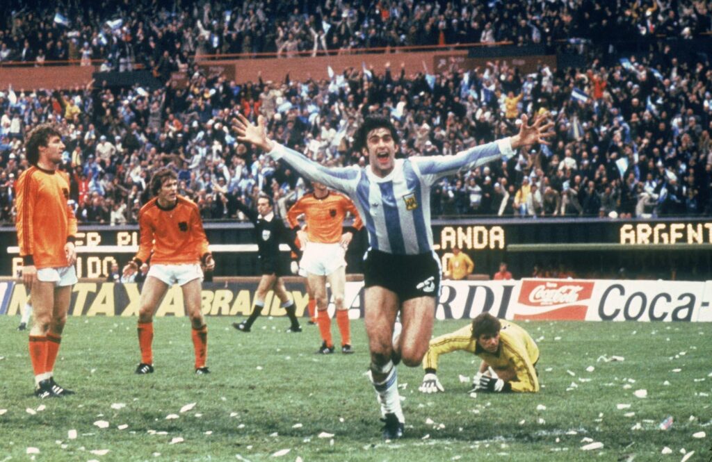 6 de octubre - Mario Kempes