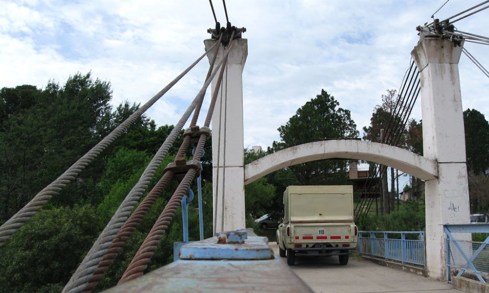 Unu vehículo sobre el puente colgante Alpa Corral.