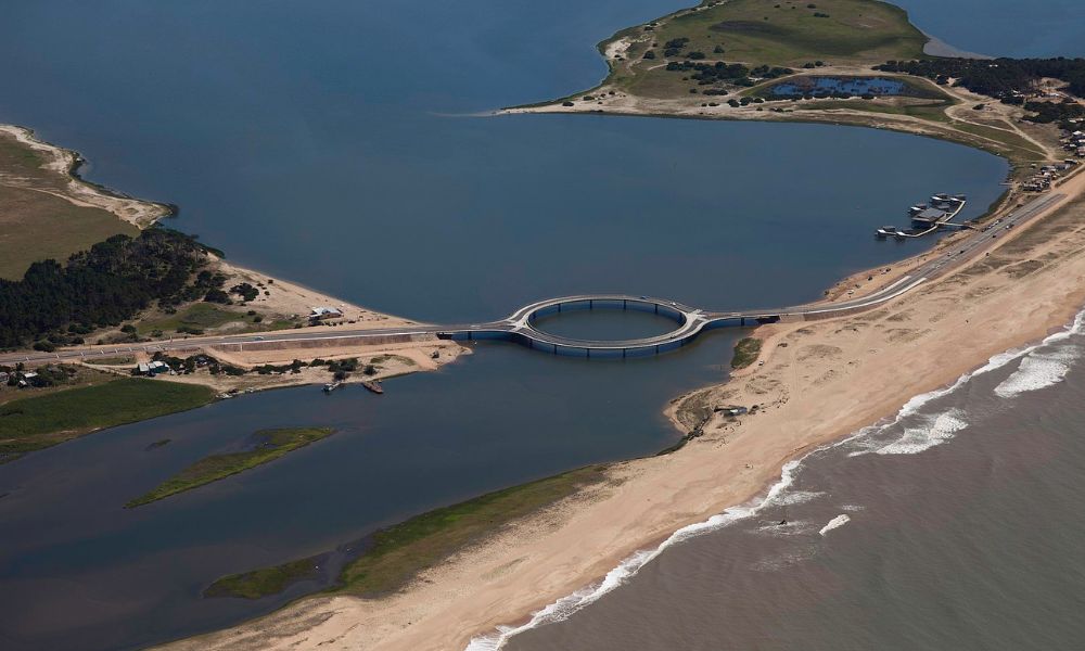 Paisaje que rodea el puente Laguna Garzón de Uruguay. 