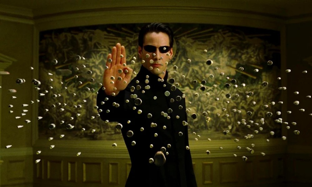 Neo frenando balas, una de las escenas más recordadas de Matrix