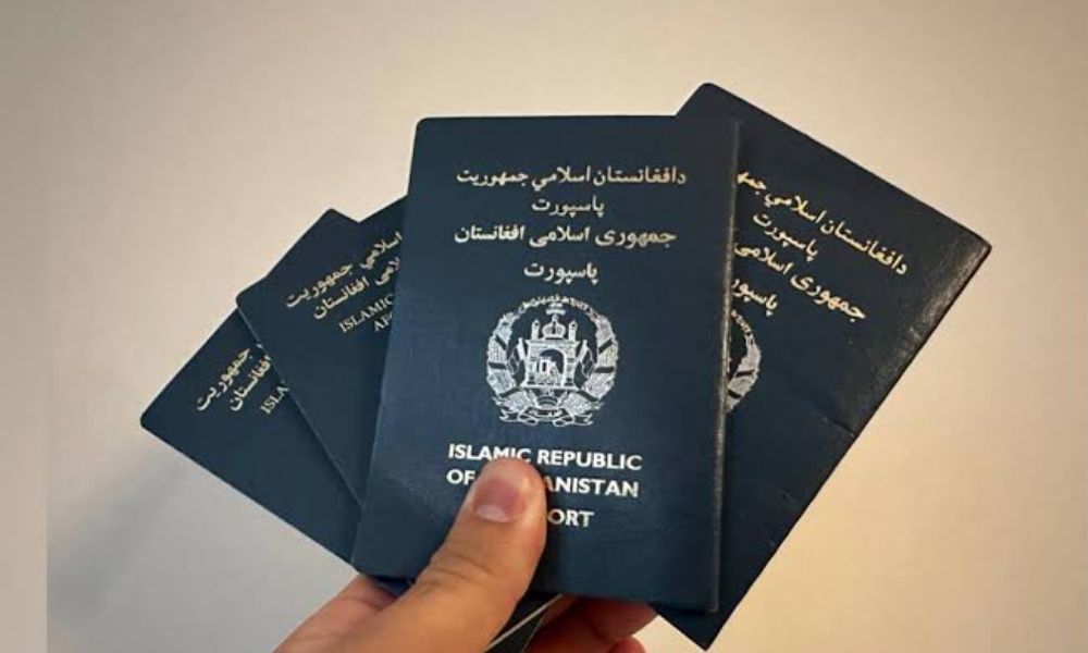 mano sostieniendo el pasaporte menos poderoso del mundo