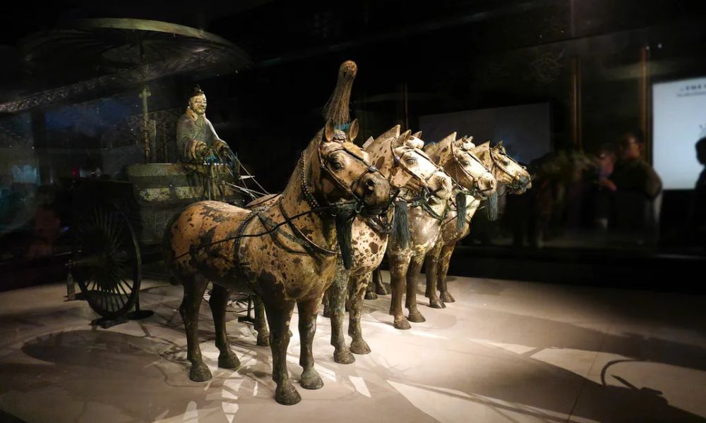 Caballos y guerrero de bronce, en el Museo del Emperador Qin en China