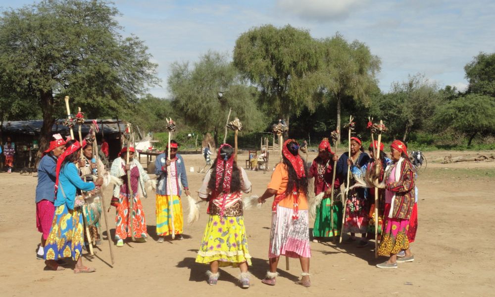 mujeres del pueblo originario de chaco en vestimenta tradicional