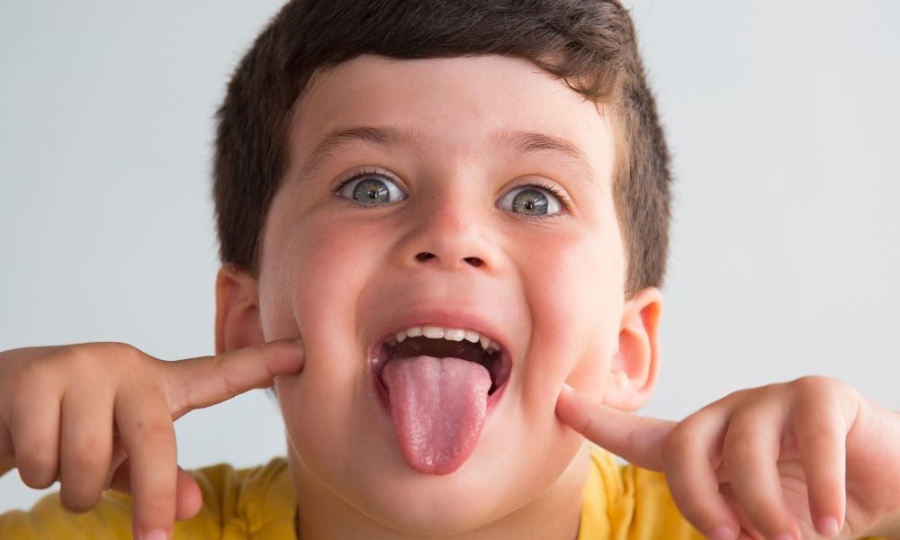 niño sacando la lengua, el musculo más fuerte