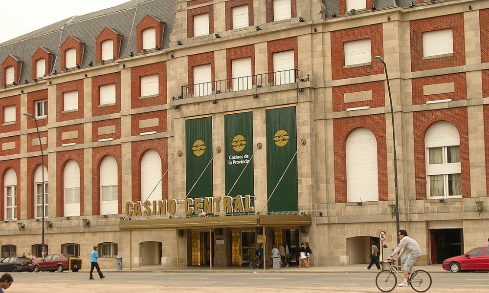 Entrada principal del Casino Central de Mar del Plata. 