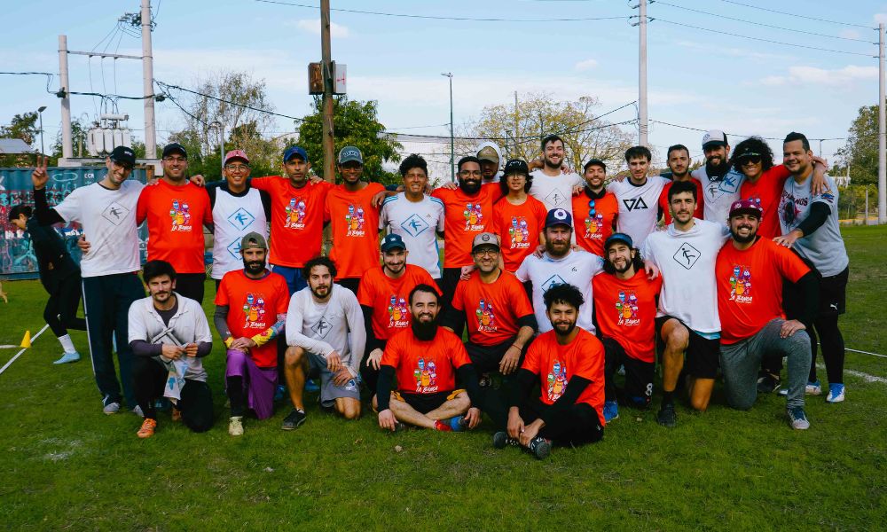 Dos equipos de ultimate en uno de los torneos mixtos del año.