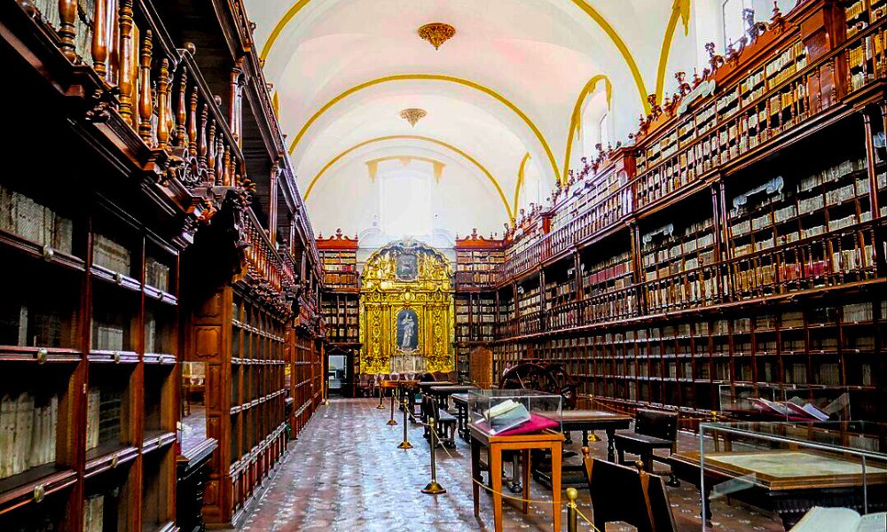 Aspecto del interior de la biblioteca pública más antigua de América.