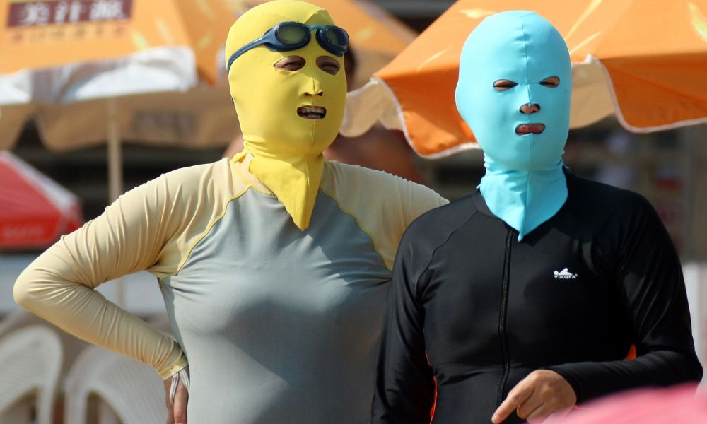 dos mujeres chinas usando facekini