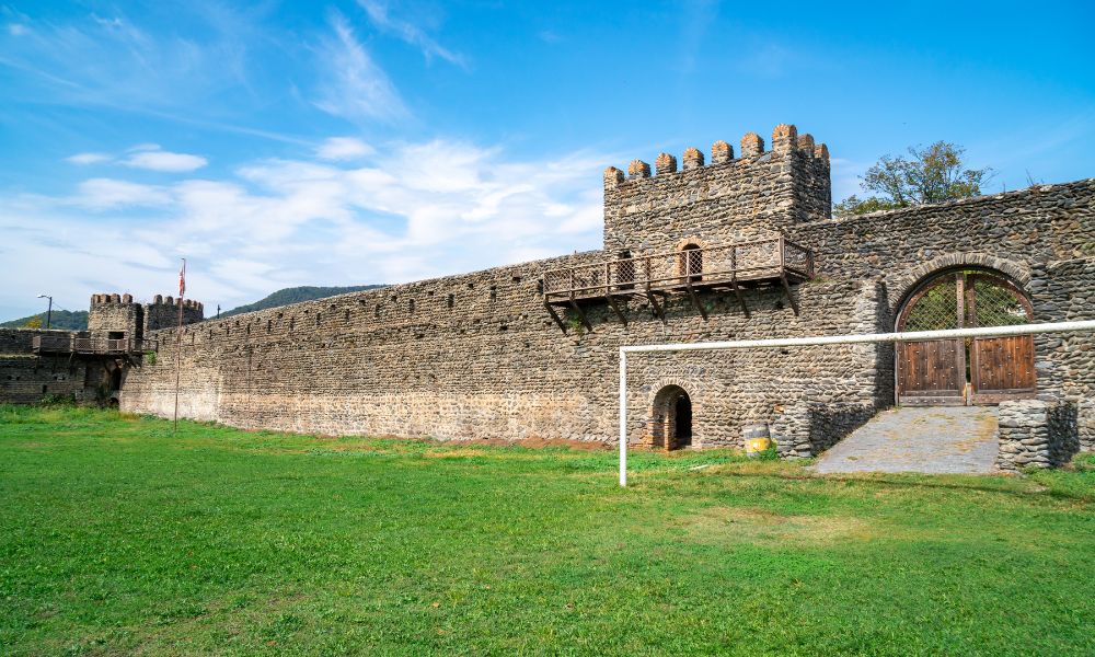 cancha de fúbtol en medio de una fortaleza medieval