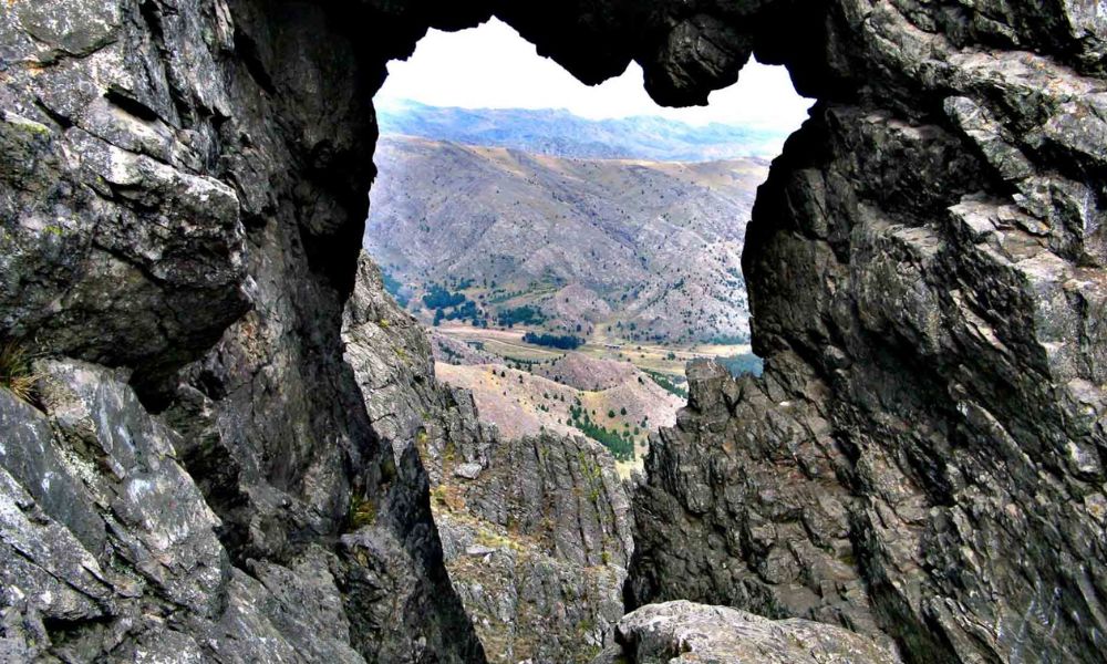 La ventana en forma de corazón de Sierra de la Ventana.