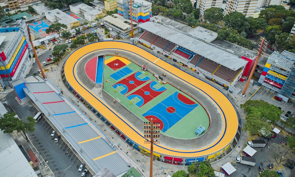 velódromo vista aerea de colores con canchas en su interior