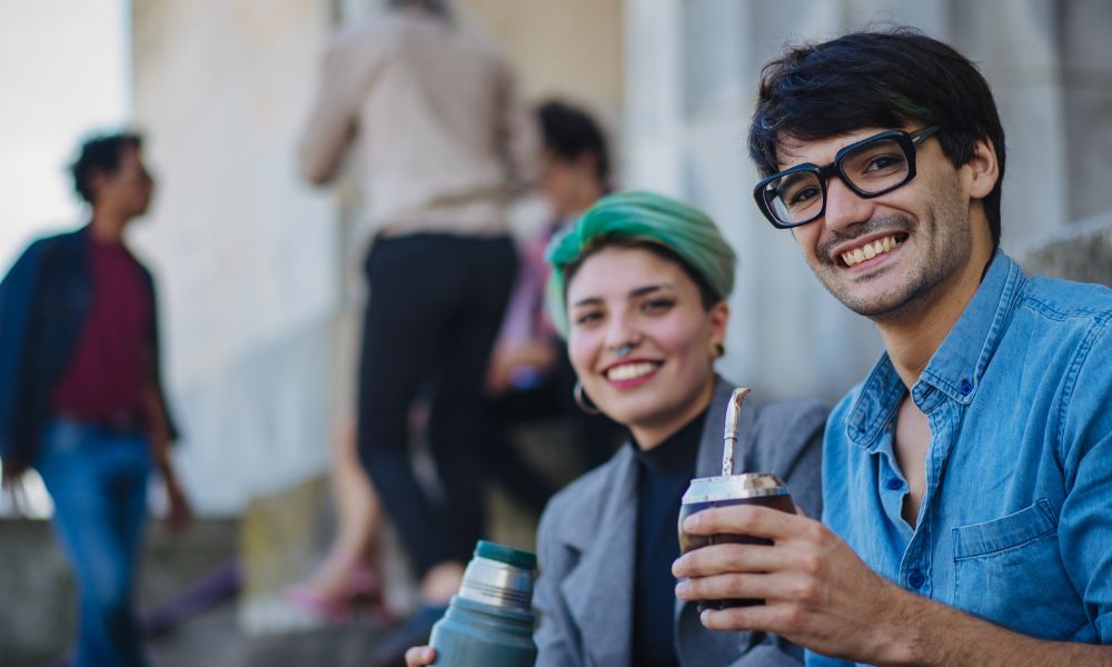 21 de septiembre día del estudiante dos amigos tomando mate en la facultad