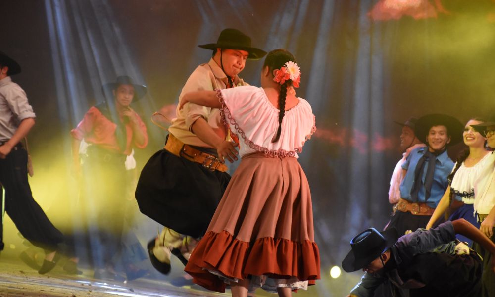 mujer y hombre bailando chamamé en un escenario