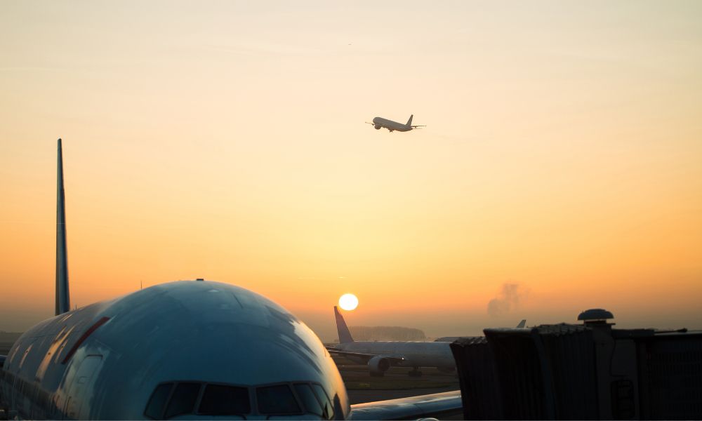 aviones en un aeropuerto con el sol ocultándose