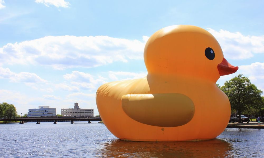 pato de goma gigante en un lago de estados unidos