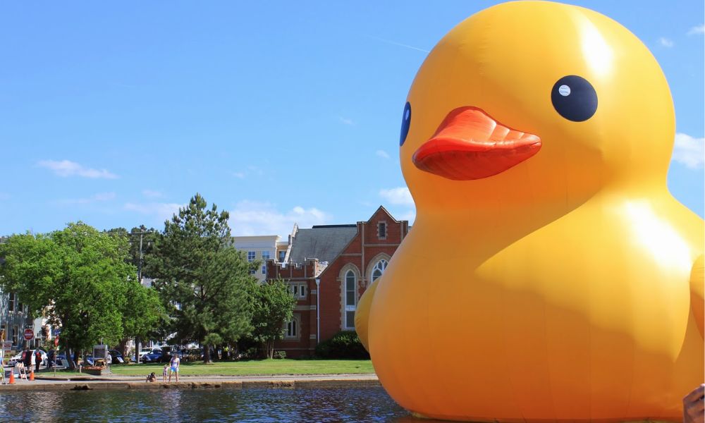 pato de goma gigante en un lago de estados unidos