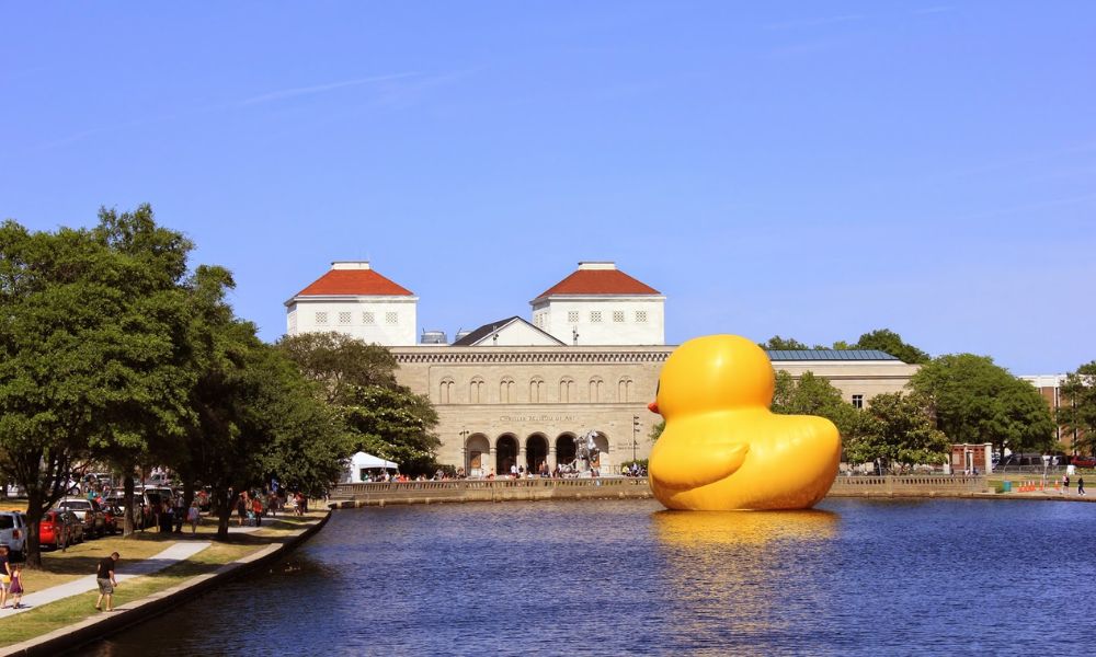 el patito de goma más grande del mundo en un lago estadounidense más grande que un edificio