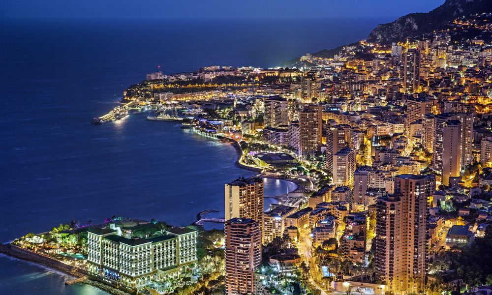 mónaco vista aérea de noche edificios y luces