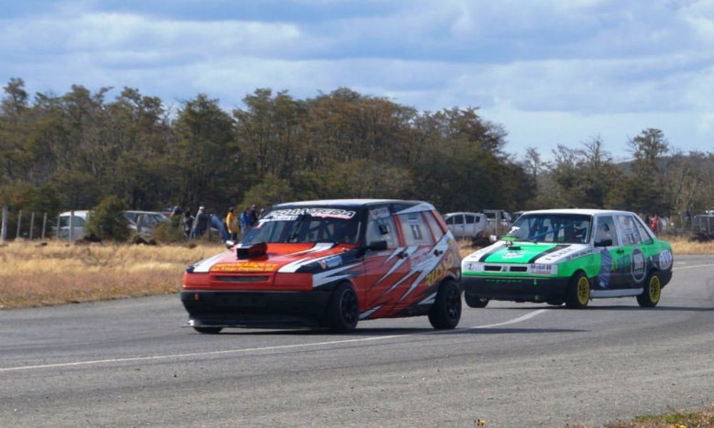 autos andando por el autódromo más al sur