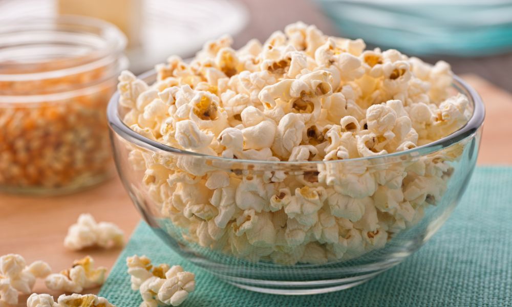 palomitas de maíz en un bowl de vidrio transparente