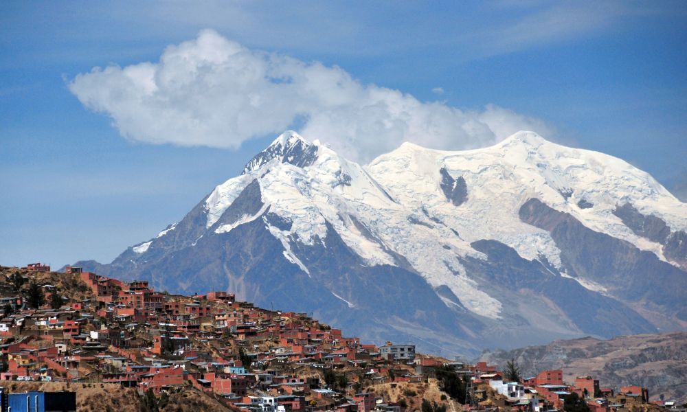 montaña y ciudad boliviana sin salida al mar