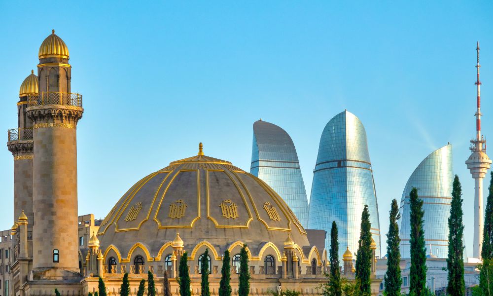 azerbaiyán. mezquita y edificios modernos rascacielos y arboles.