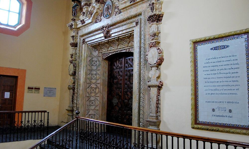 Puerta de la biblioteca pública más antigua de América.