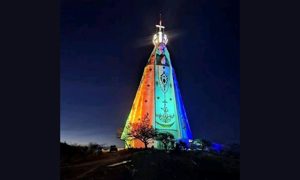 La Virgen más alta del mundo en Argentina, de noche. 