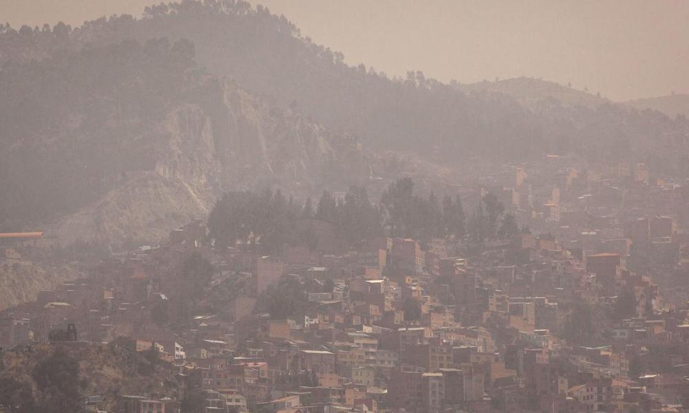 Cortinas de humo en las ciudad, producto de la "lluvia negra"