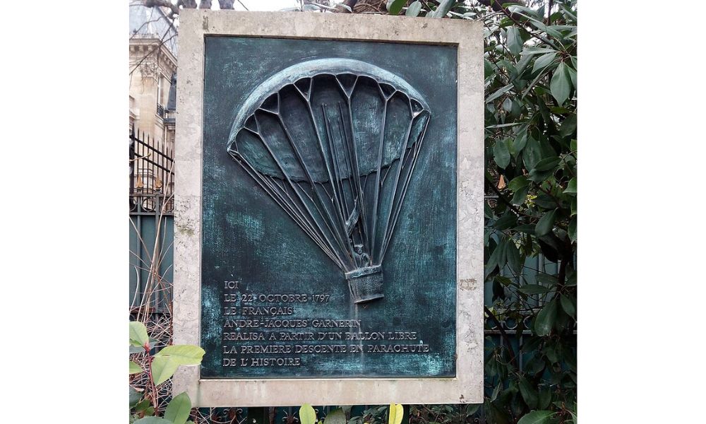 Placa en homenaje al salto en paracaídas de André Jacques Garnerin.