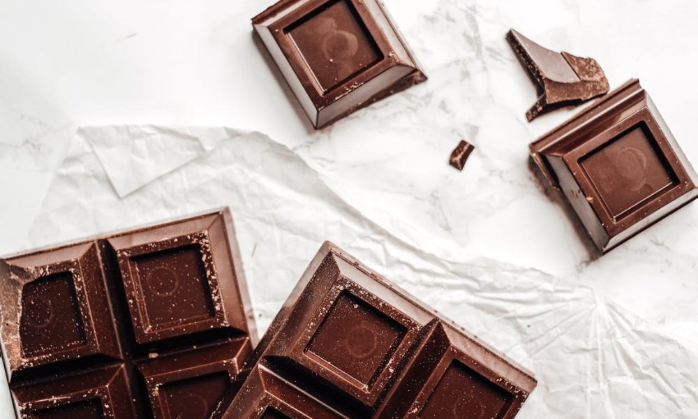 Trozos de cacao en el Día Internacional del Chocolate. 