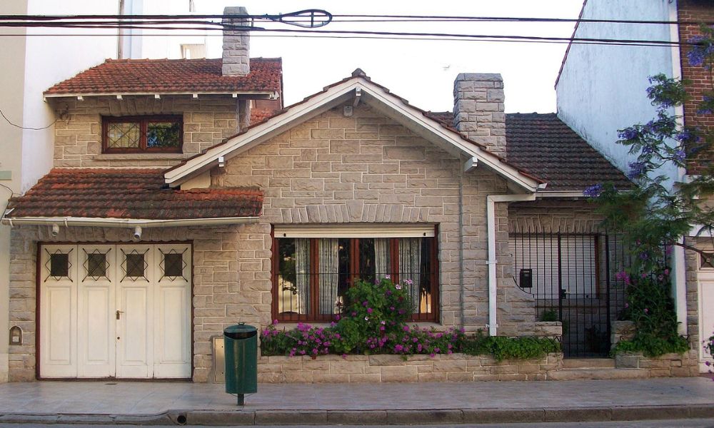 Aspecto de una vivienda con estilo Mar del Plata. 