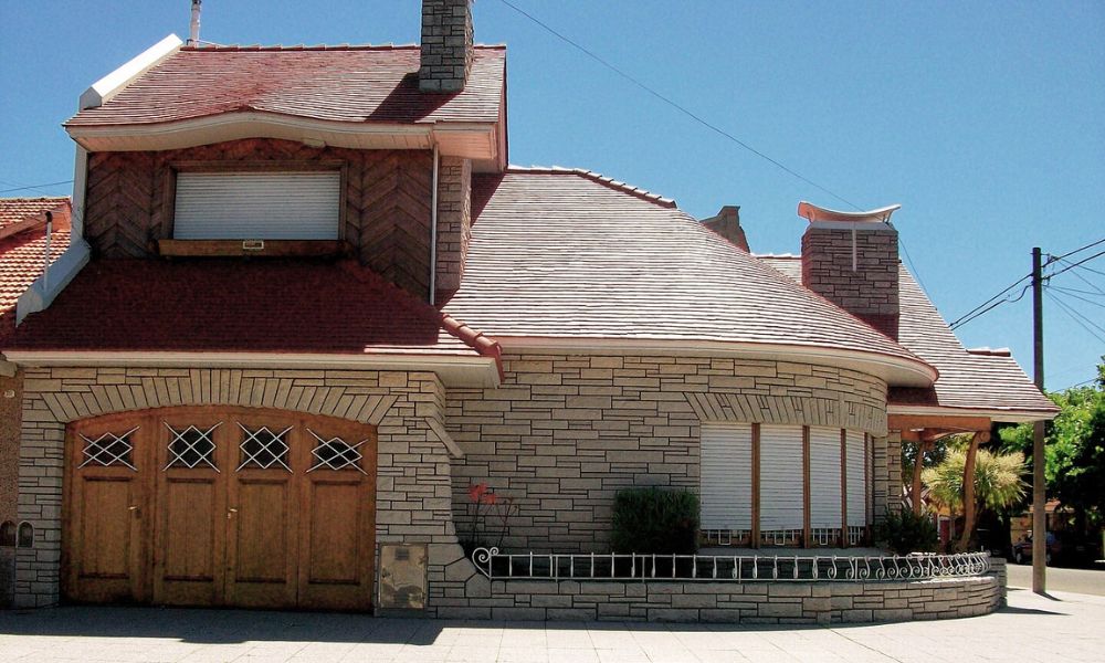 Aspecto de una casa con estilo Mar del Plata. 